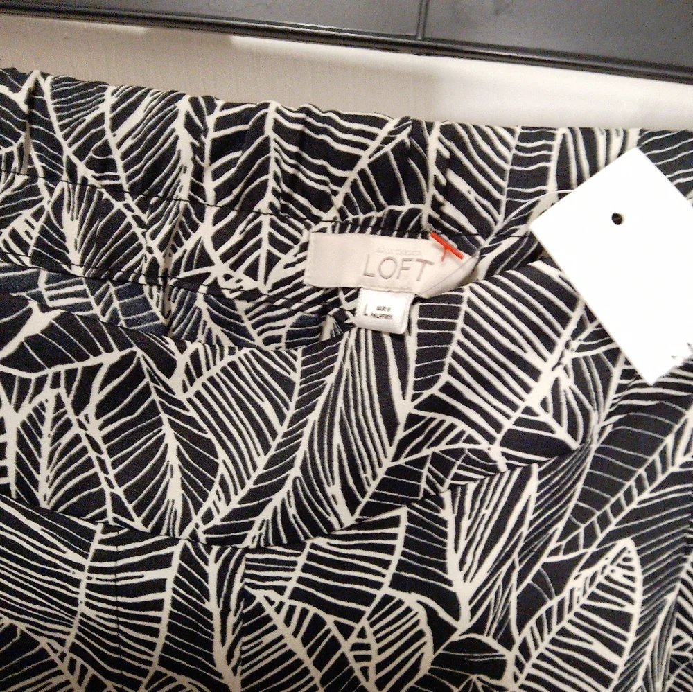 NWT/Loft black and white design shorts size large